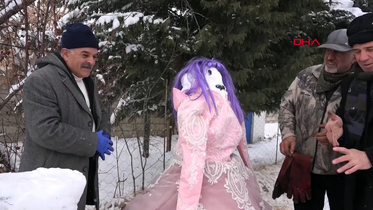 Kardan gelin ve damat yaptılar, halay çekip eğlendiler