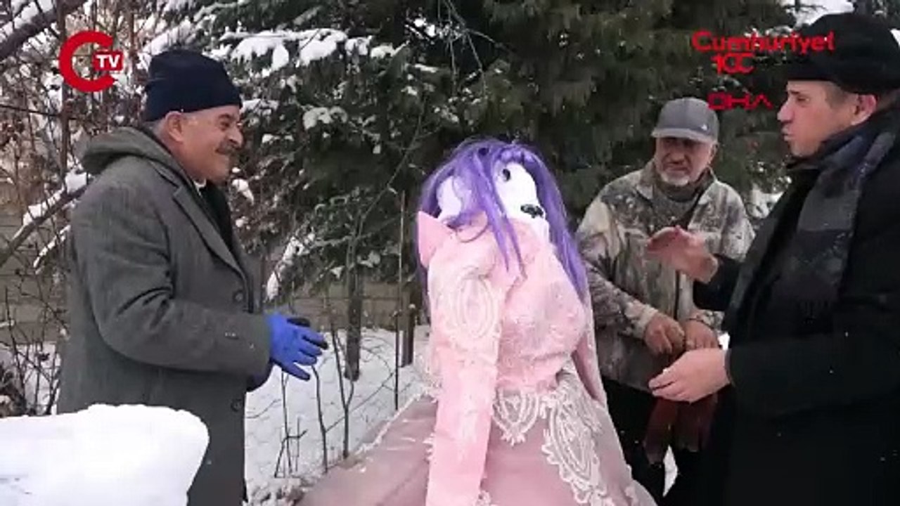 Kardan gelin ve damat yaptılar, halay çektiler