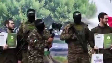 جندي إسرائــ..ـيلي يقبل رأس عناصر القسام