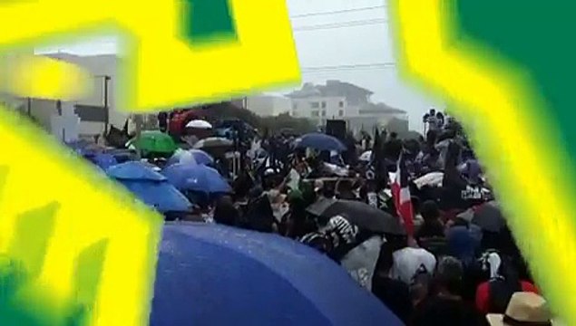 Seguidores de Leonel desafían la lluvia y marchan hacia el Congreso Nacional