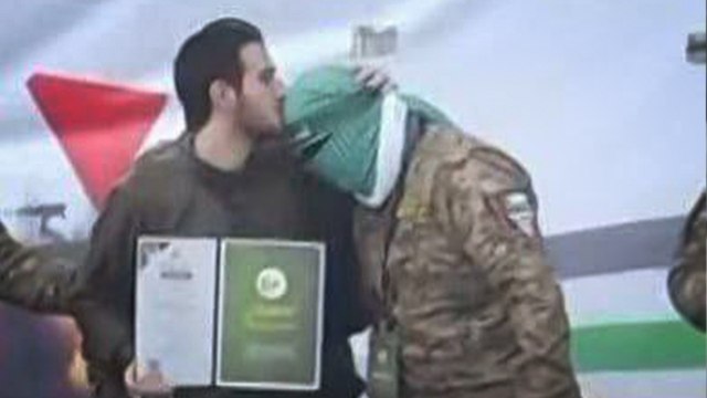 Gazze Şeridi'nden serbest bırakılan İsrailli rehine, Hamas militanını alnından öptü