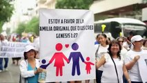 Miles de católicos rechazan matrimonio igualitario en Ecuador