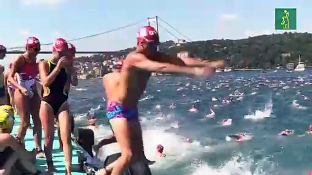 2.400 nadadores, de Asia a Europa en menos de una hora a través del Bósforo