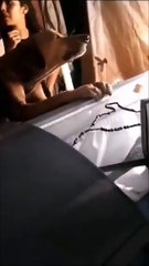 El conmovedor momento en el que un perro no quiere separarse del ataúd de su dueño