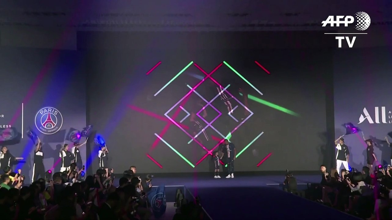 Neymar en la presentación de la nueva indumentaria del PSG en China