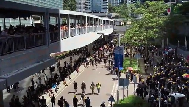 Manifestantes entran en sede del Parlamento de Hong Kong tras derribar puerta