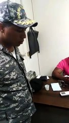 Acude a la Policía haciéndose pasar por mayor y portando arma de juguete