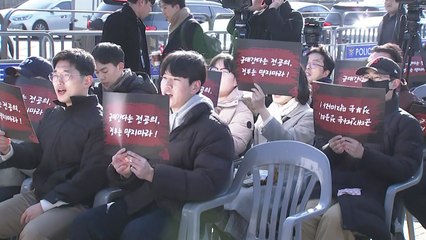 미필 사직 전공의 "의무장교 훈령 개정은 입대 금지명령" / YTN