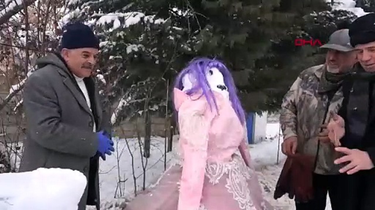 Kardan gelin damat ile halay çekip düğün eğlencesi yaptılar!