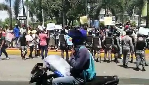 Afectados por desalojos en Los Alcarrizos vuelven a protestar