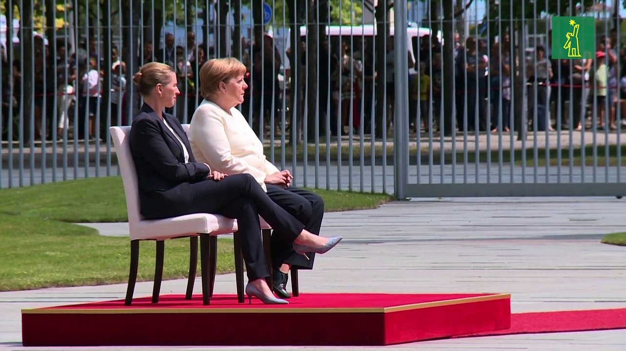Merkel se sienta durante acto oficial tras crisis de temblores