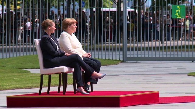 Merkel se sienta durante acto oficial tras crisis de temblores
