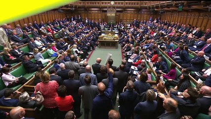 Boris Johnson, sumido en el caos por los opositores a un Brexit brutal