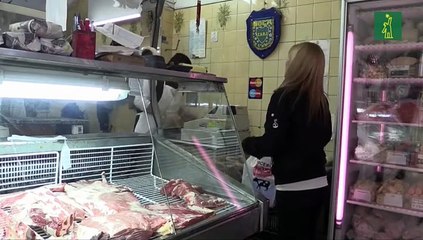 Crisis en Argentina llega hasta el asado, una tradición sagrada en el país