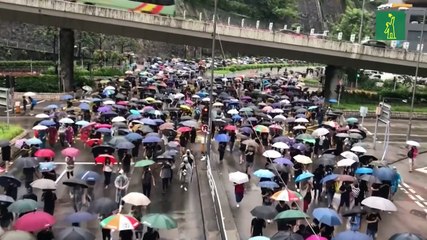 Hong Kong vive una nueva tensa jornada de cañones de agua y gas lacrimógeno