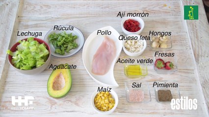 Ensalada de pollo, feta, aguacate y fresas