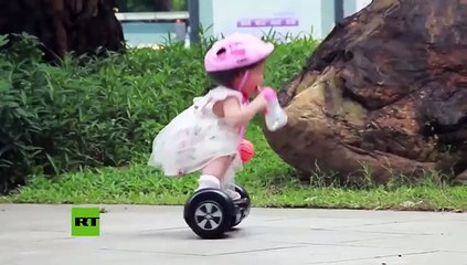Niña se viraliza en China por su habilidad con el patinete eléctrico