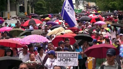 Policías y manifestantes se enfrentan en protesta para pedir salida Hernández
