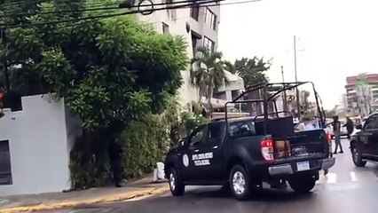 Decenas de policías realizan aparatoso apresamiento en el sector Piantini