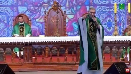 Mujer empuja a un pastor ante cientos de feligreses