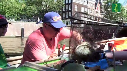 La pesca de plástico en los canales de Ámsterdam