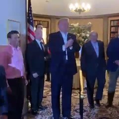 Trump se planta por sorpresa en una boda celebrada en su club de golf y besa a la novia