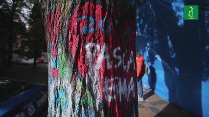 Vandalismo turístico obliga a cerrar legendario Muro de John Lennon en Praga