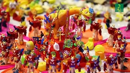 Miles de juguetes y piezas plásticas para crear un parque jurásico de plástico