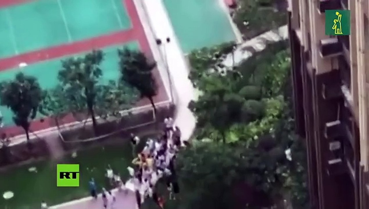 Vecinos atrapan con una manta a un Niño que cae desde un sexto piso ...