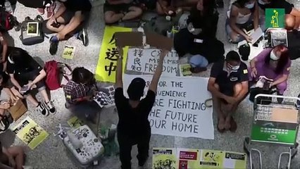 Cientos de manifestantes hongkoneses protagonizan sentada en el aeropuerto