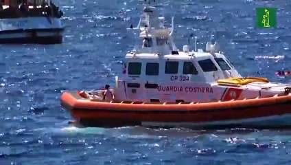 Migrantes del Open Arms se arrojan al agua para intentar llegar a Italia