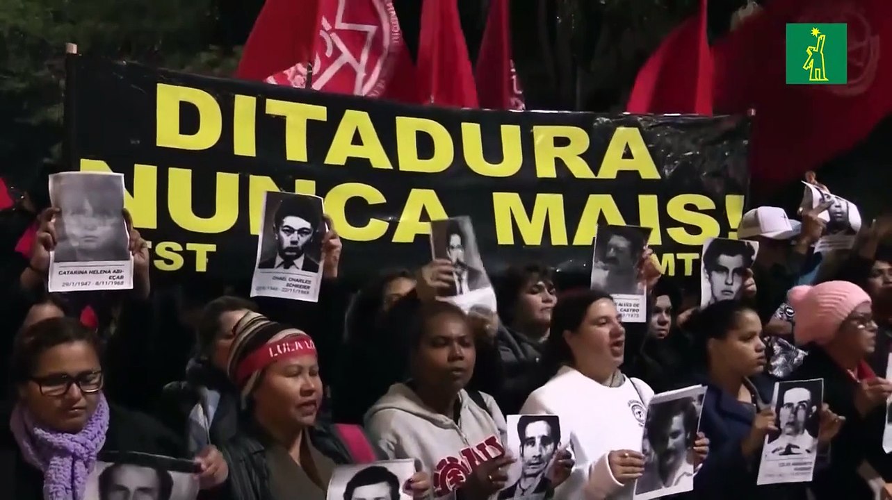 Brasileños critican a Bolsonaro por su defensa de la dictadura
