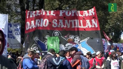 Manifestantes protestan en Buenos Aires para exigir medidas por la crisis