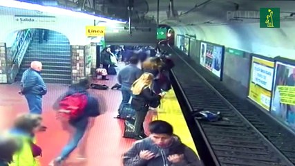 Mujer sobrevive tras caer al metro de Buenos Aires por desmayo de un hombre