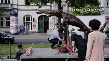 Artista alemán denuncia la ultraderecha con una estatua de lobo nazi