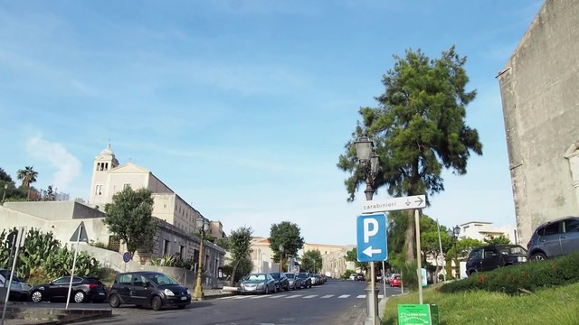 Segrega genitori in casa e ruba soldi e gioielli
