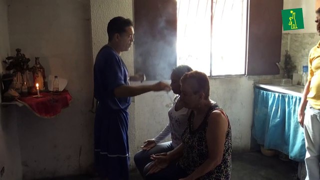 Hierbas y cirugías espirituales , remedios desesperados de enfermos venezolanos