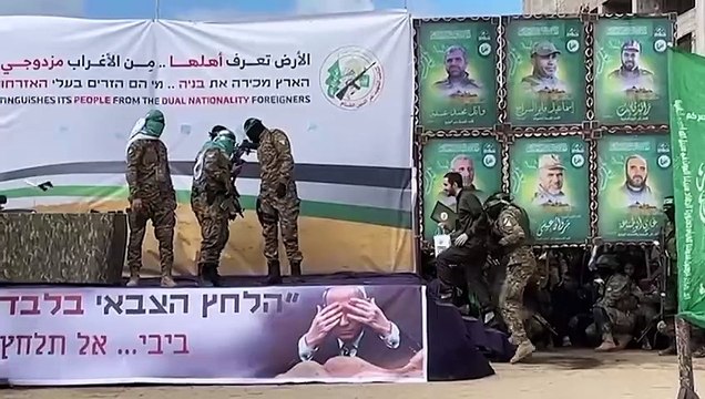 حماس تسلم ثلاثة رهائن إسرائيليين للصليب الأحمر في النصيرات