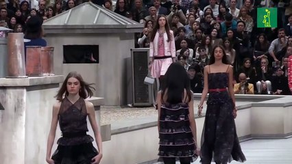 Chanel se rejuvenece en la pasarela y apuesta por el corto y los brillantes