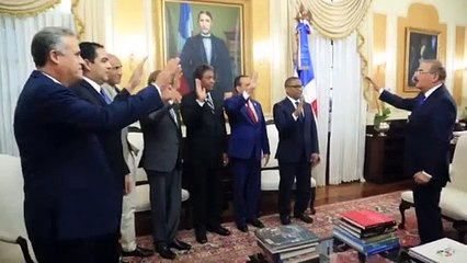 Danilo Medina juramenta a funcionarios designados mediante el decreto 317-19