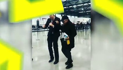 Rafael Rosario bailando en el puerto de Hamburgo con un alemán