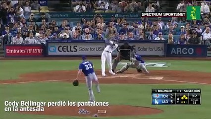Cody Bellinger perdió los pantalones tratando de estirar un doble