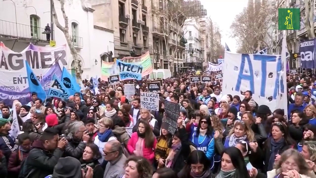 Los docentes argentinos realizan paro nacional por reclamos en medio de la crisis