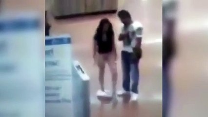 Una mujer se desviste en un supermercado para demostrar que no estaba robando