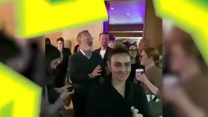 Tom Hanks se limpia la cara tras besar a Jennifer López