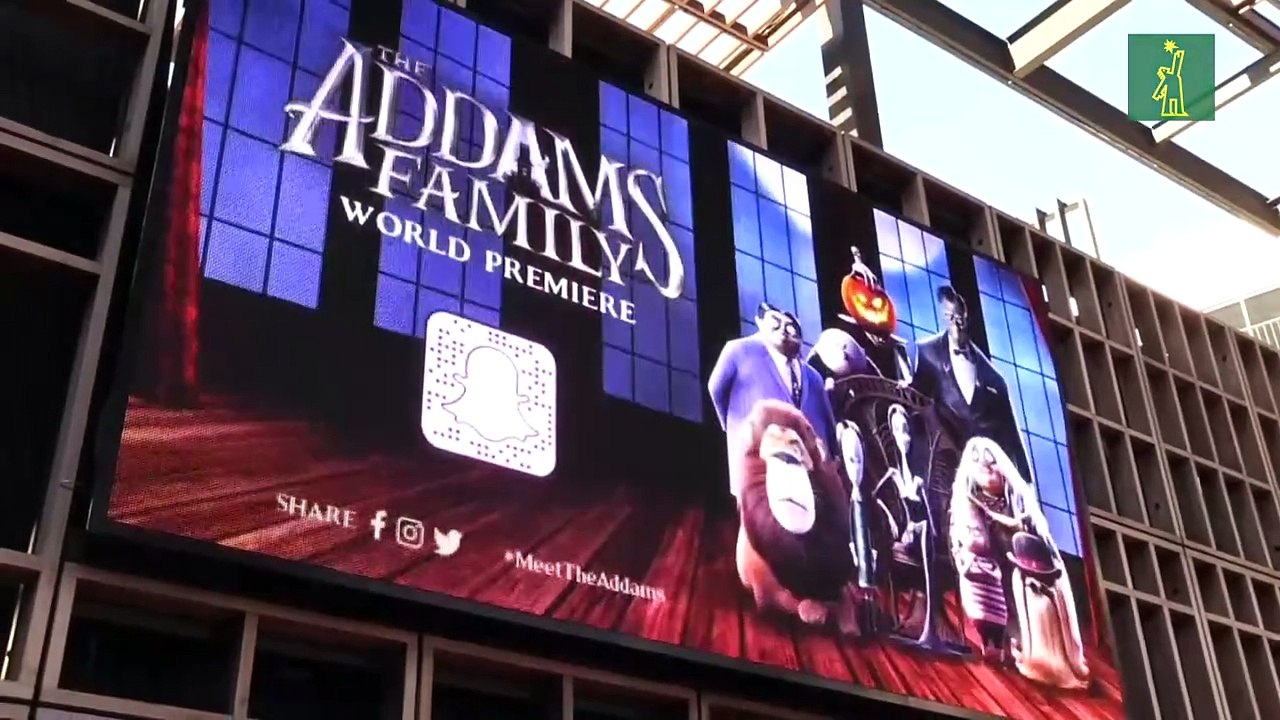 Karol G y Christina Aguilera brillan en el estreno de "La familia Addams"