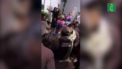 Hombre le pide matrimonio a su novia fingiendo un arresto