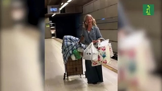 La soprano que canta arias de Puccini en el Metro de Los Ángeles