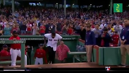 David Ortiz reaparece en Boston con gran ovación al lanzar la primera bola