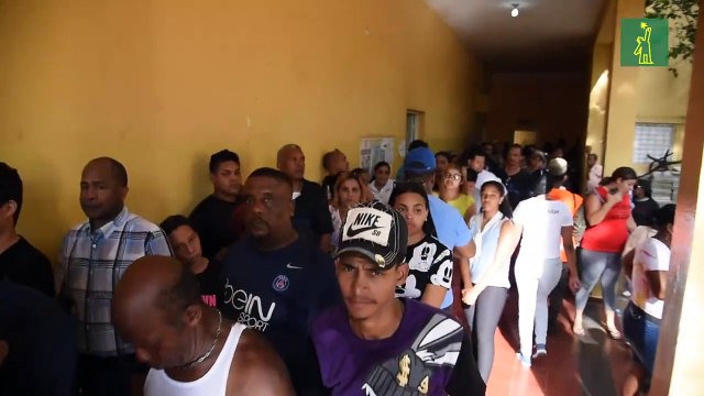 Votantes de la Escuela República Dominicana en Villa Juana se quejan por escasas mesas electorales